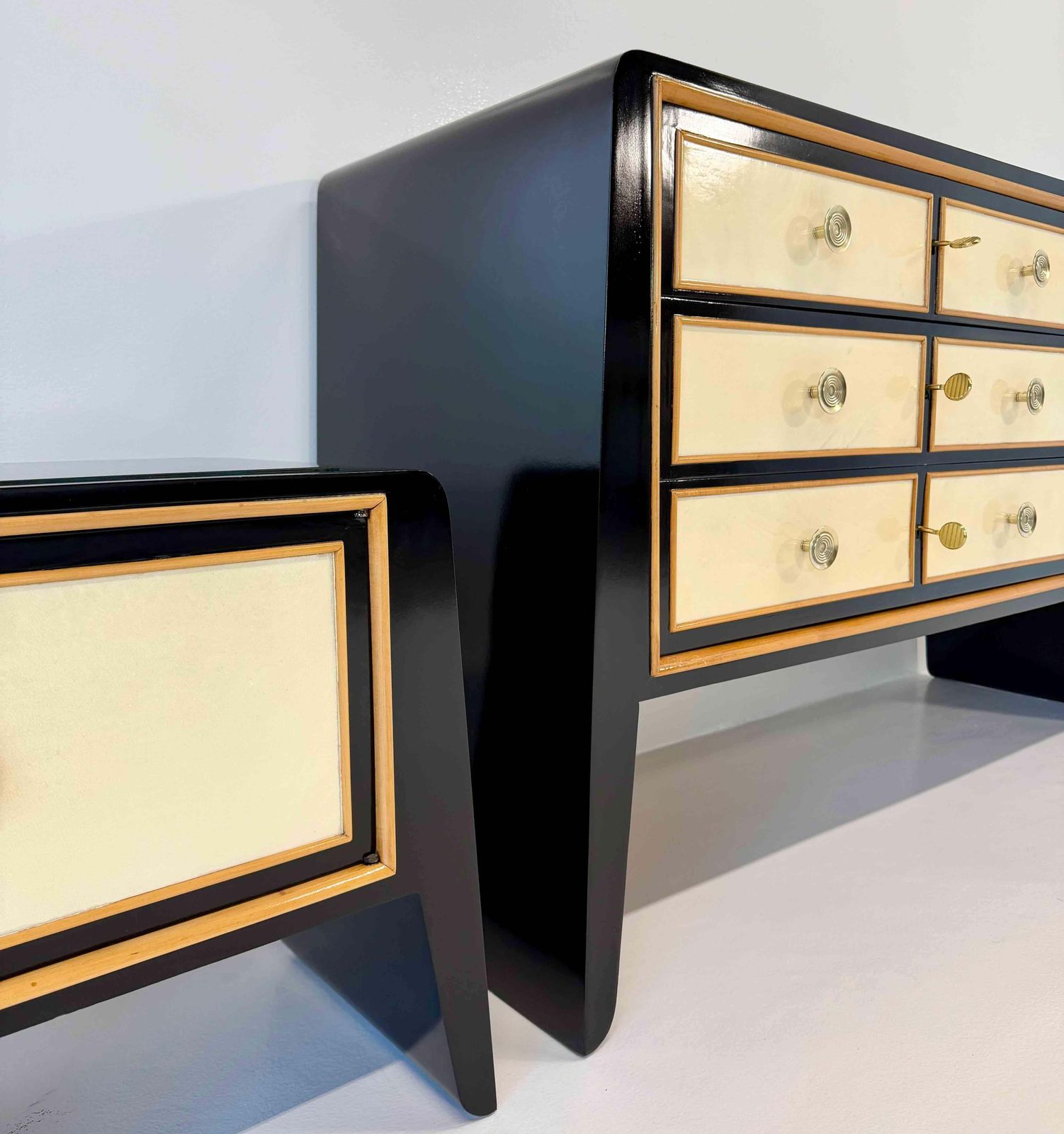 Italian Art Deco Set Of Dresser And Nightstands By Paolo Buffa, 1940s photo vinterior