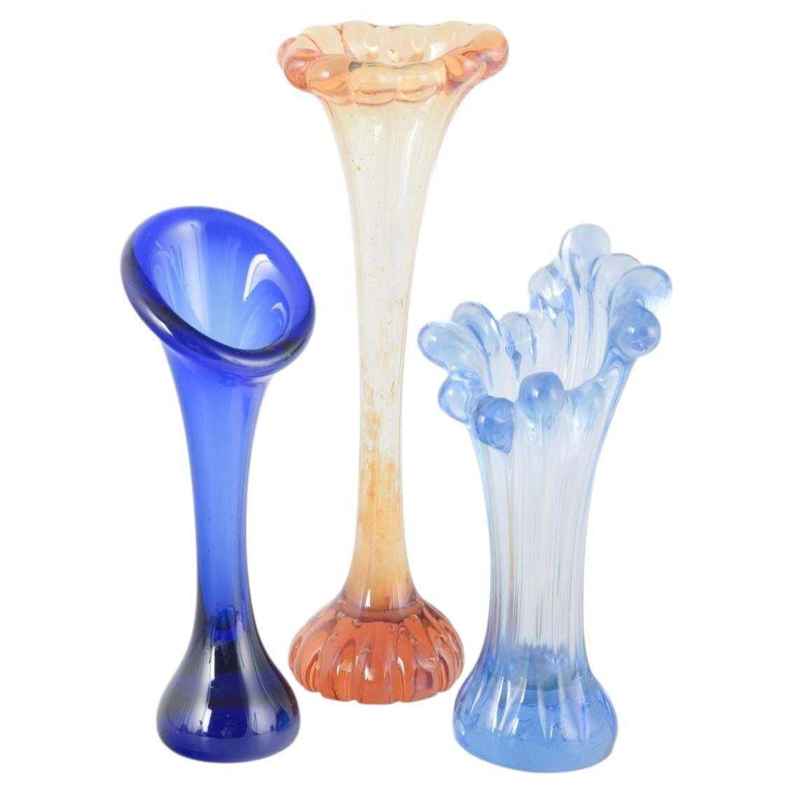 Verre de studio suédois. Ensemble de trois vases en tons bleus et roses, années 1970.