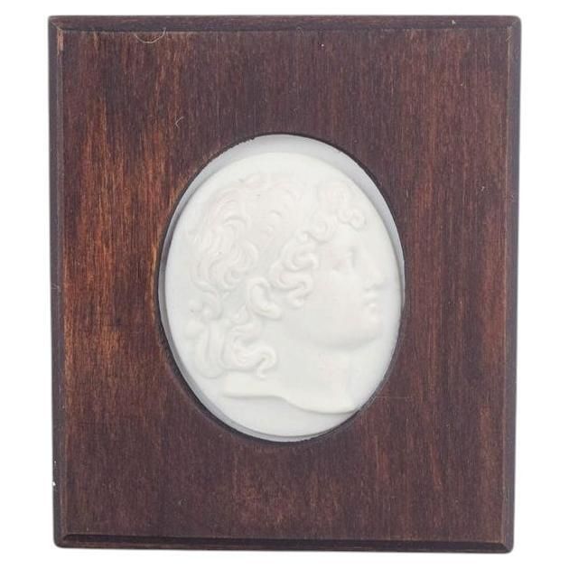 Meissen. Petite plaque en biscuit à portraits classiques de profil, double face.