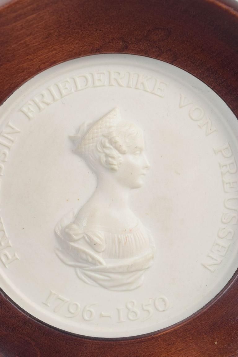 Meissen, plaque circulaire en relief en biscuit, portrait féminin de profil, années 1970 photo furniture