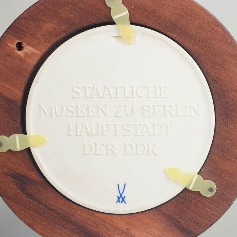 Meissen. Ronde Reliëfplaquette In Biscuit Met Vrouwelijk Profielportret. Jaren 1970 photo for sale