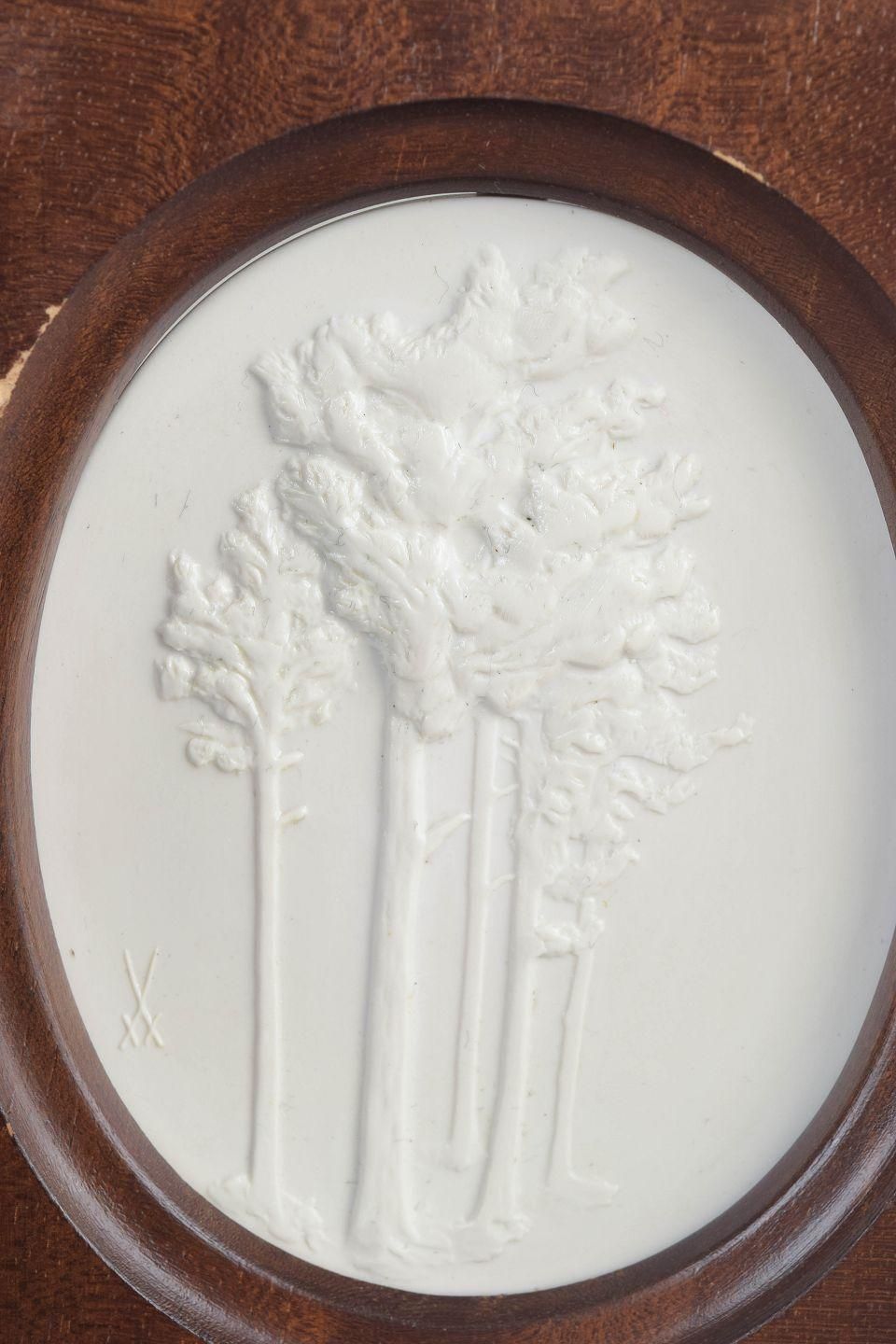 Meissen. Plaque en relief en porcelaine biscuit blanche, motif d'arbres. Années 1970 photo furniture