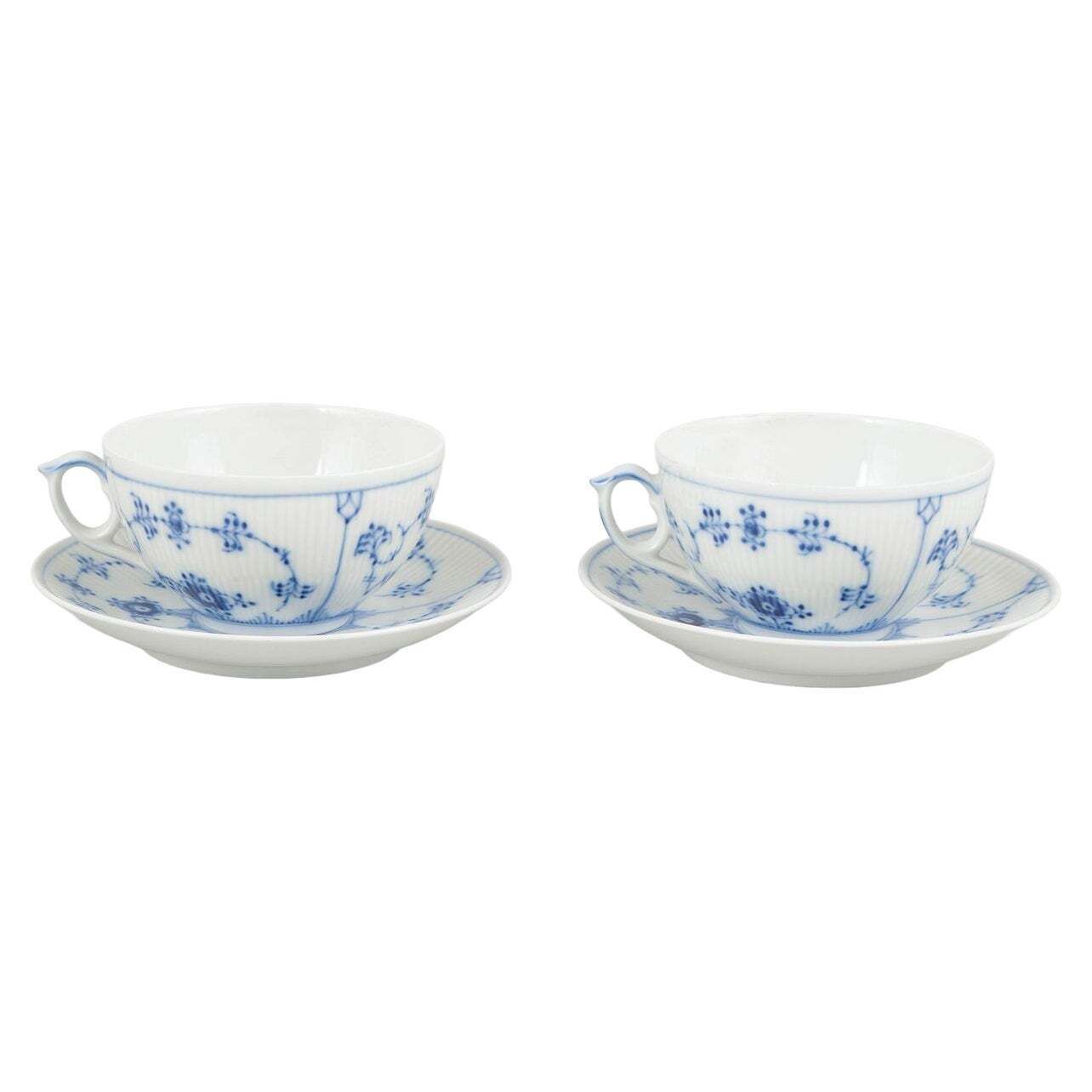 Royal Copenhagen, Blue Fluted Plain. Twee theekopjes met schoteltjes in porselein.