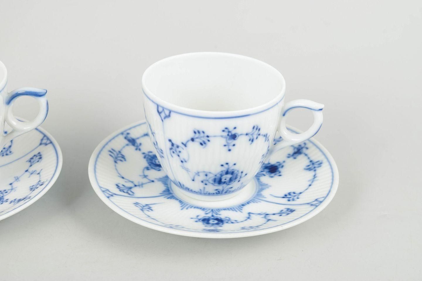 Royal Copenhagen, Blue Fluted Plain. Deux tasses à café avec soucoupes en porcelaine. photo for sale