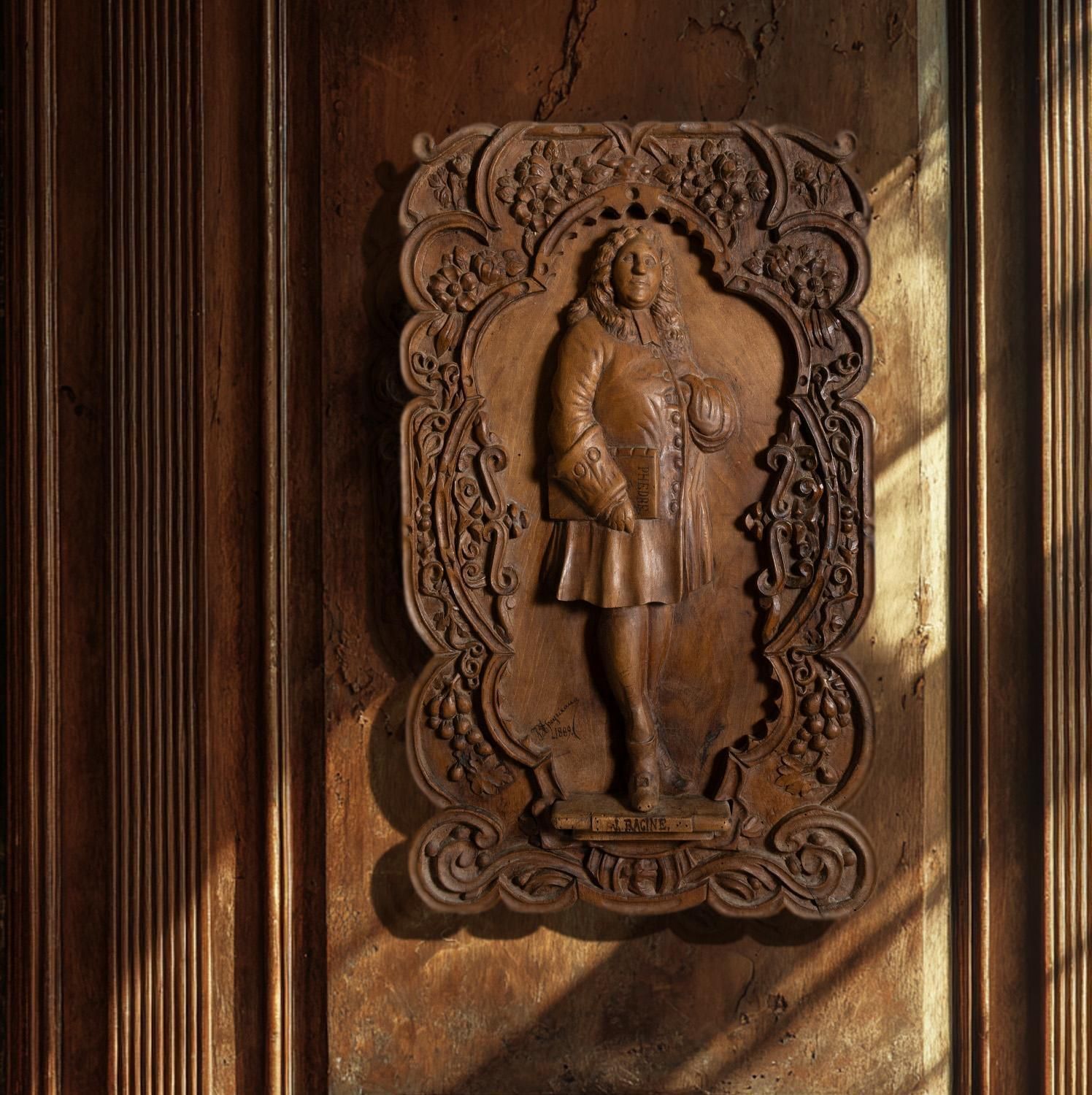 Panneau français en noyer sculpté à la main   Le dramaturge Jean Racine (1639-1699), daté 1889 photo furniture