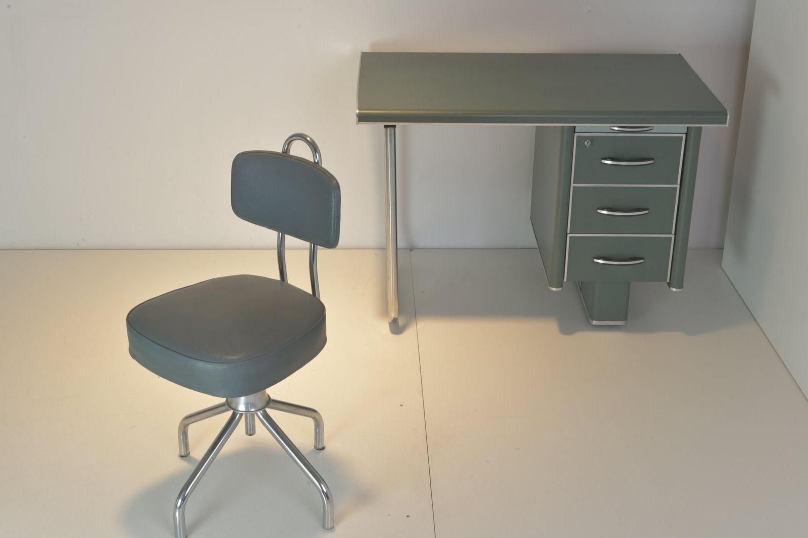 photo buy Steeltube Desk With Desk Chair From Nori, France, 1958, Set Of 2