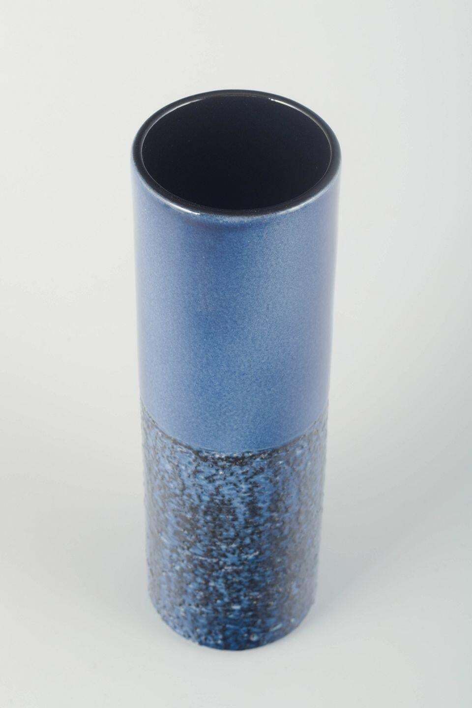 Vase en grès Ingrid Atterberg, Upsala Ekeby, glaçure bipartite bleu foncé. photo furniture