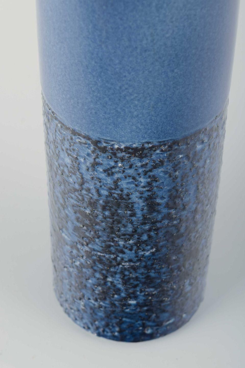Vase en grès Ingrid Atterberg, Upsala Ekeby, glaçure bipartite bleu foncé. photo for sale