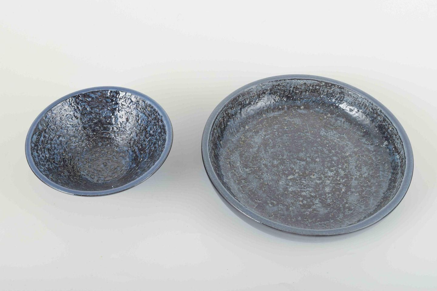 Ingrid Atterberg voor Upsala Ekeby. Twee stoneware schalen met donkerblauwe glazuur. photo furniture