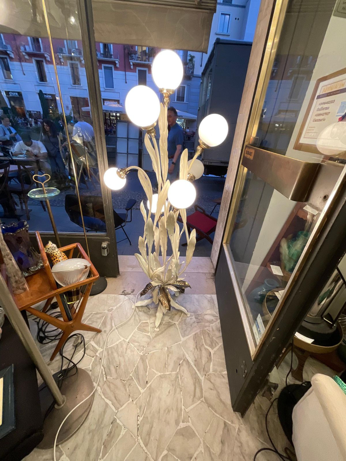 photo vinterior Floor Lamp   White Lacquered Metal é White Glass Spheres .Italia 1970