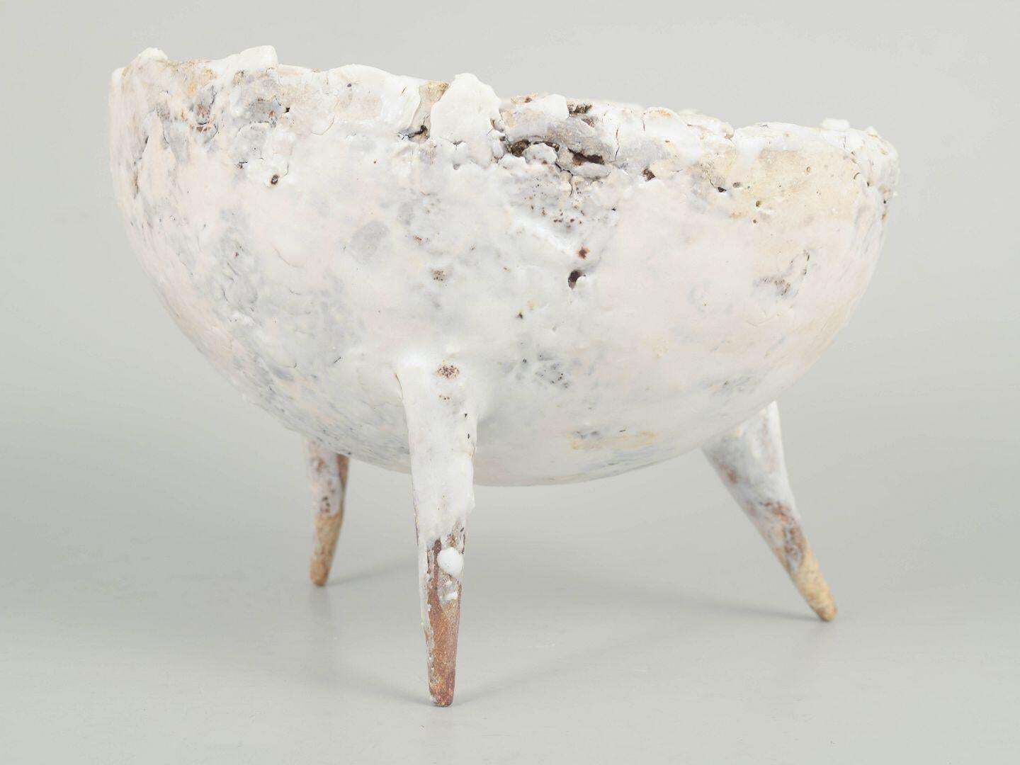 Christina Muff, Deens keramist. Stoneware schaal op drie puntige poten. photo for sale