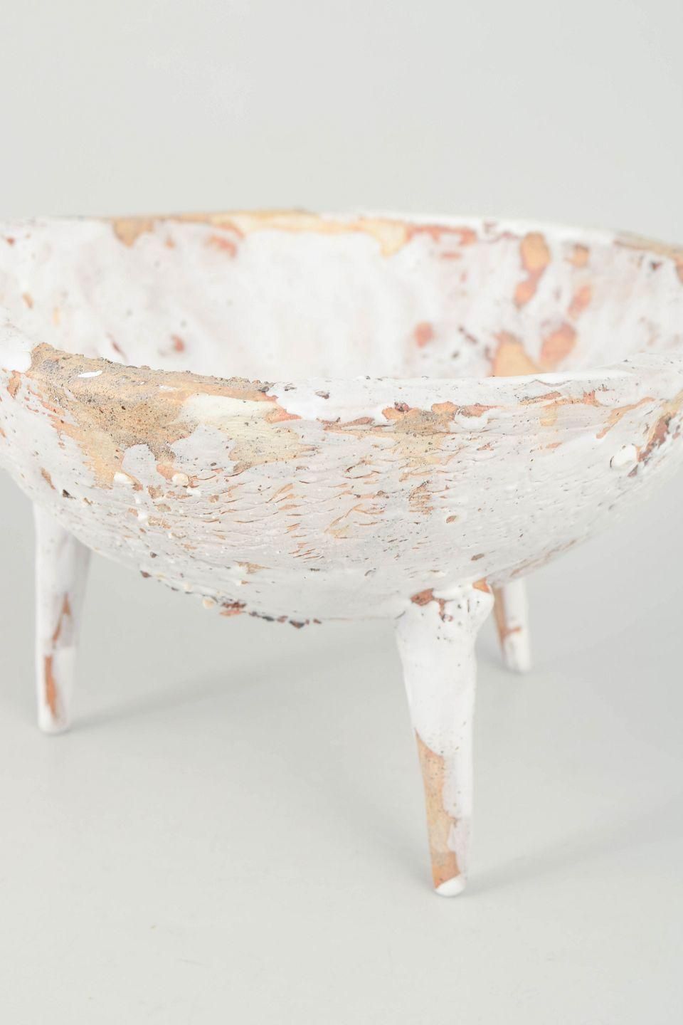 Christina Muff, Deens kunstenaar. Wit crèmekleurig stoneware schaal op drie puntige poten. photo Woonaccessoires