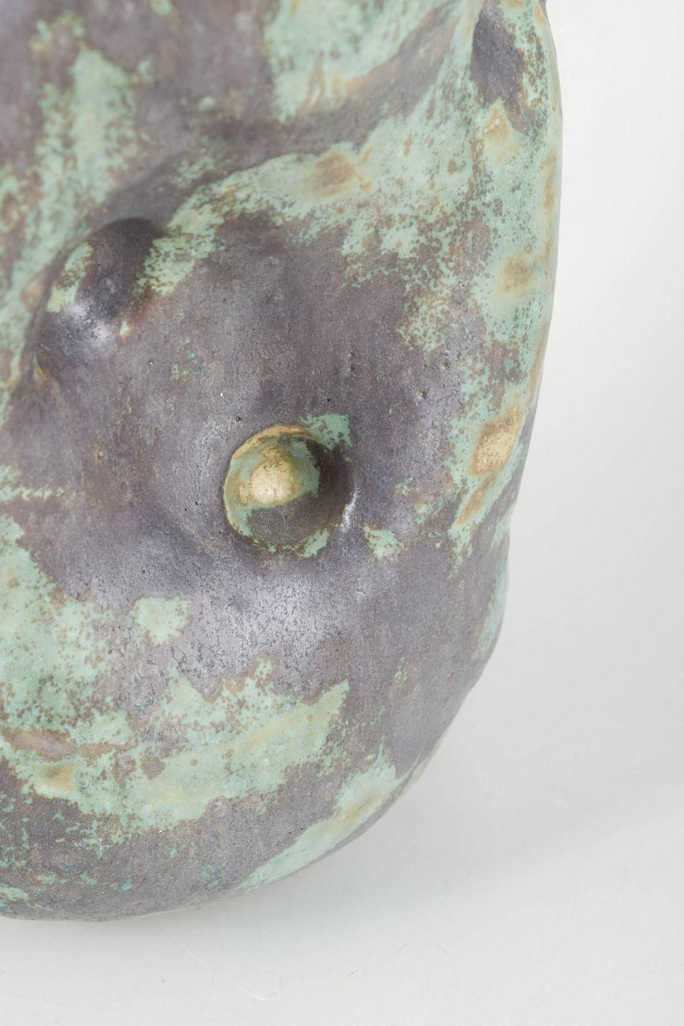 Vase en céramique de Christina Muff, artiste danoise, glaçure vert cuivre et noire. photo Décoration