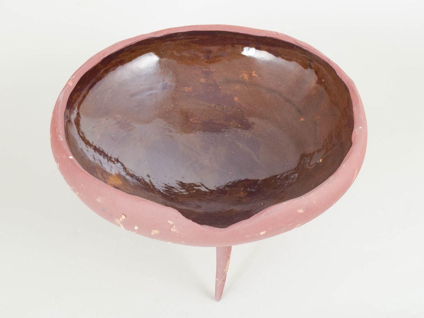Bol en grès rouge sur trois pieds pointus, Christina Muff, céramiste danoise. photo furniture
