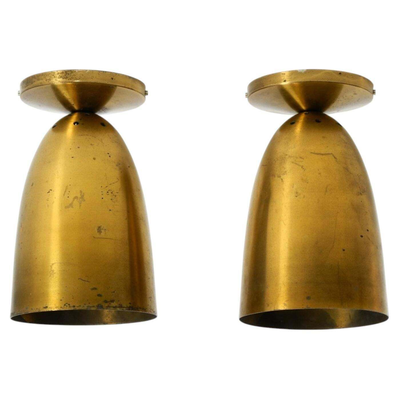 Een paar grote Mid-Century Modern messing plafondlampen
