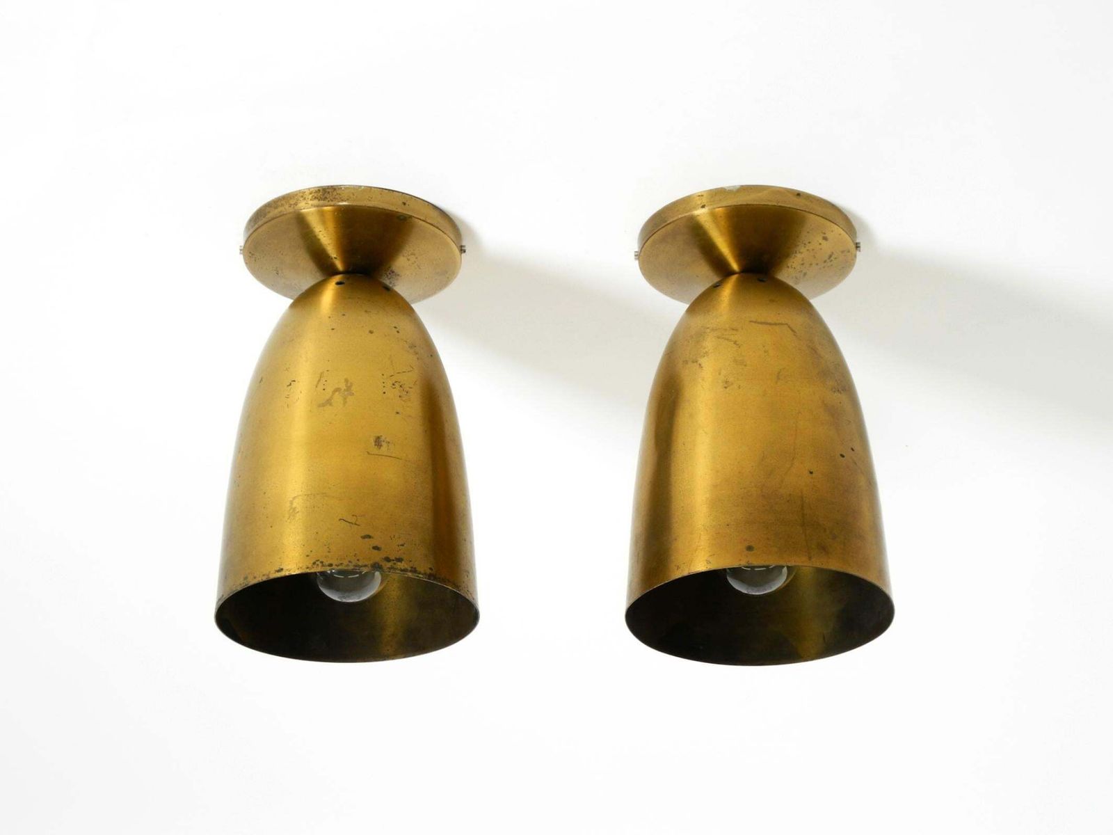 Een paar grote Mid-Century Modern messing plafondlampen photo furniture