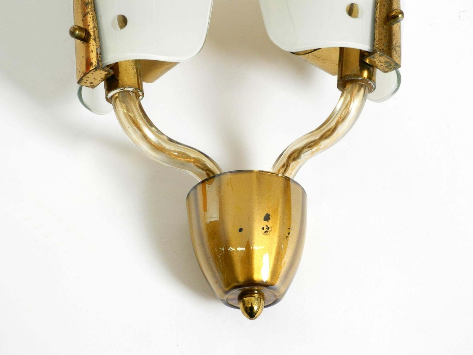 857.0 Grote mid-century modern wandlamp van messing en glas photo