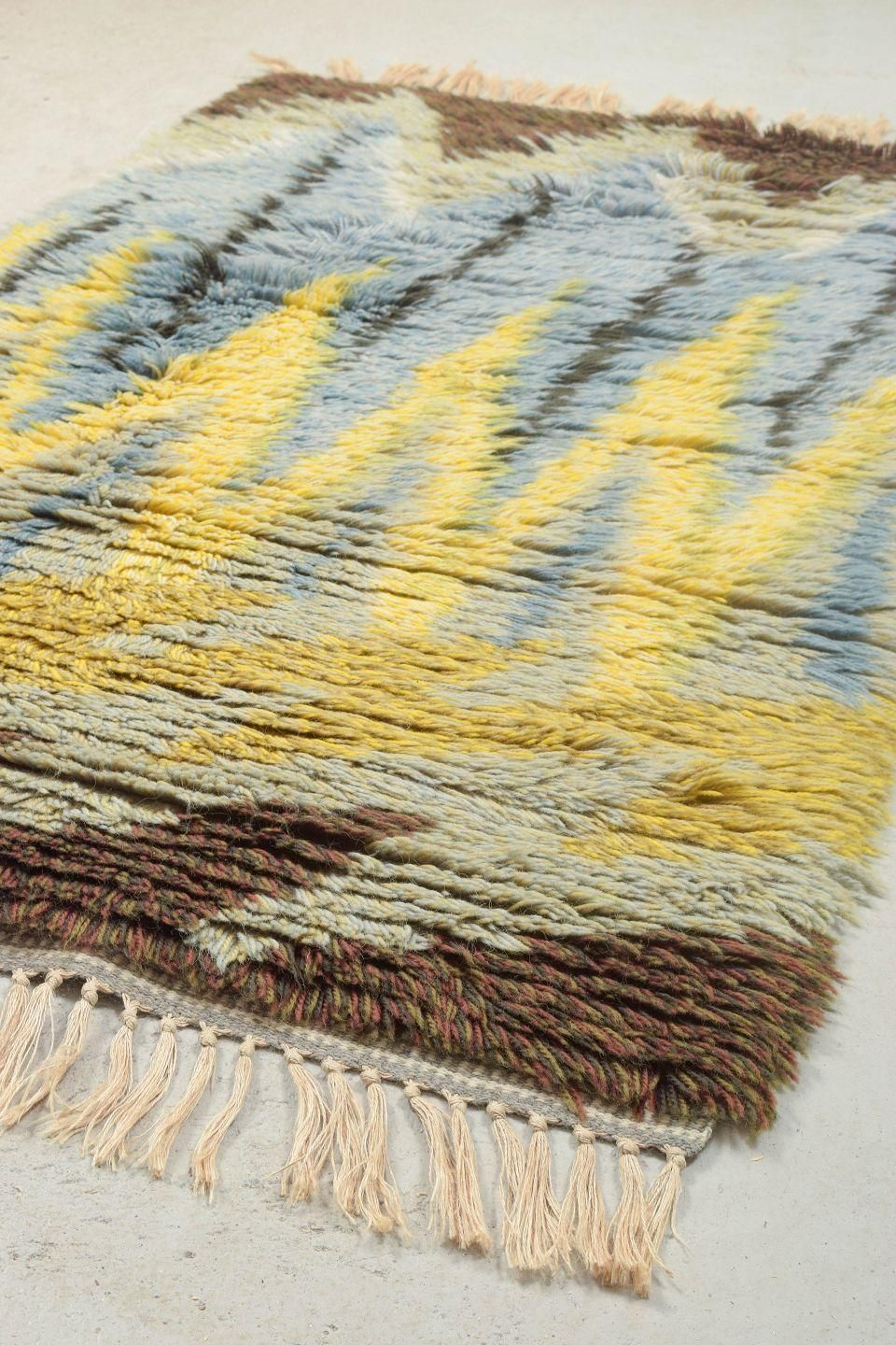 Scandinavisch ontwerp. Rya-tapijt in wol met zigzagpatroon. photo for sale