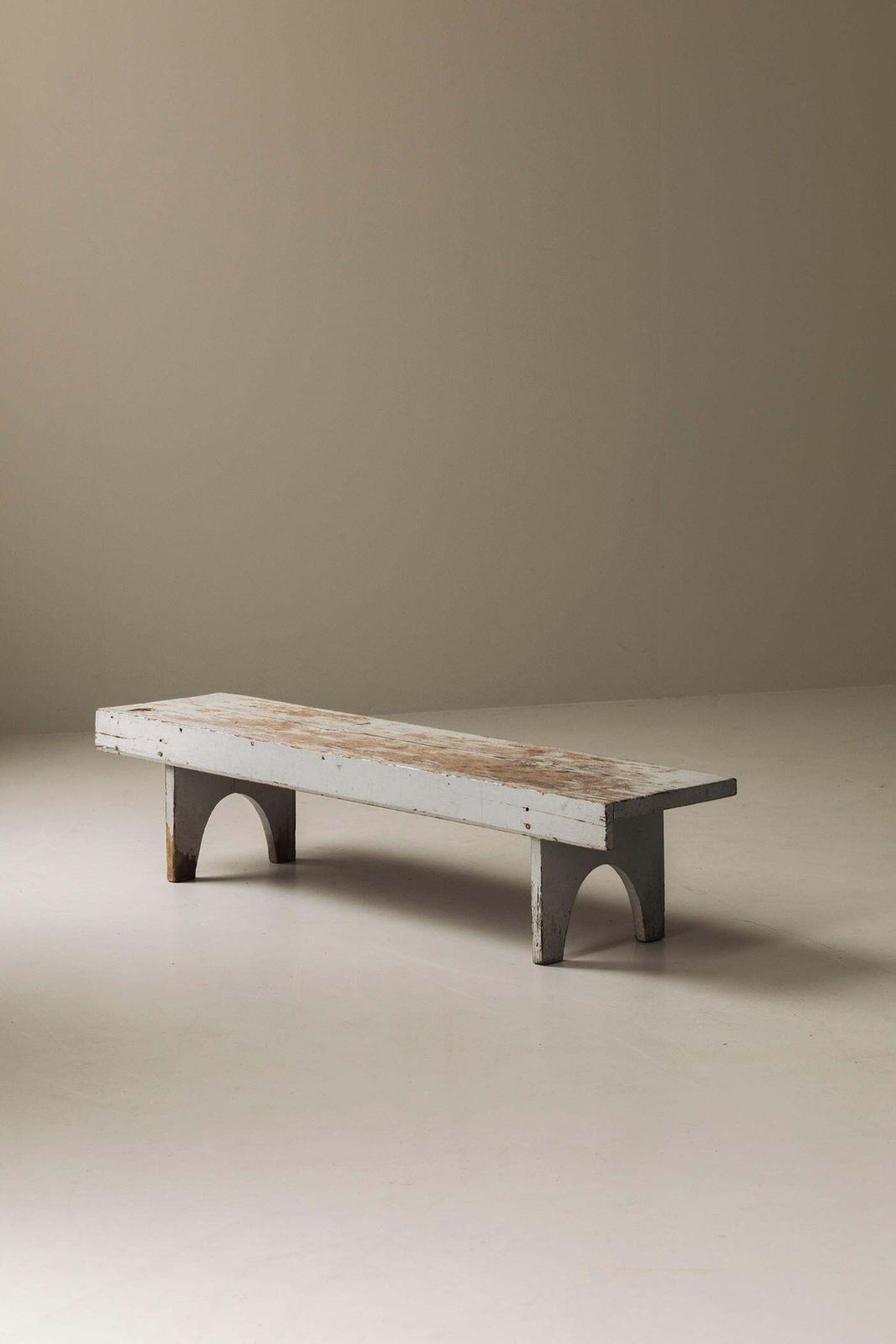 photo furniture Verweerde Zweedse bank met patina, ca. jaren 1950.