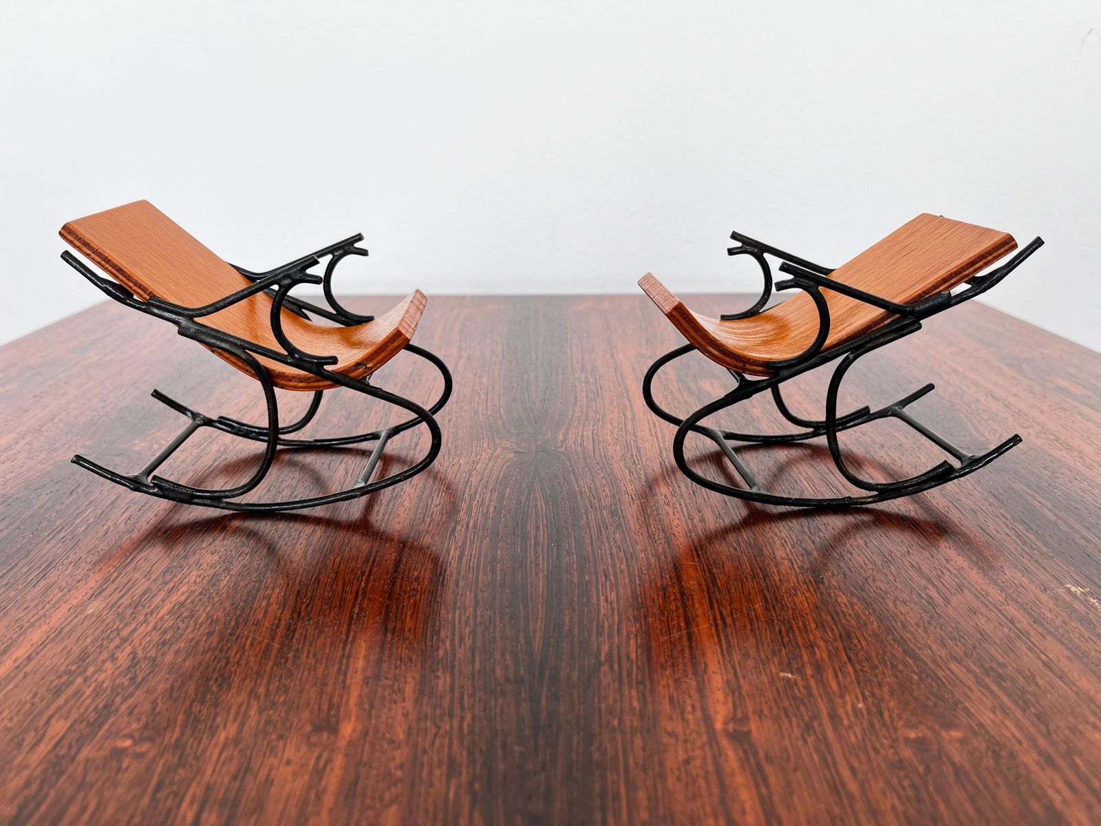 Mid-Century miniatuur decoratieve kleine schommel-fauteuils / Tsjecho-Slowakije, jaren 1960 photo for sale
