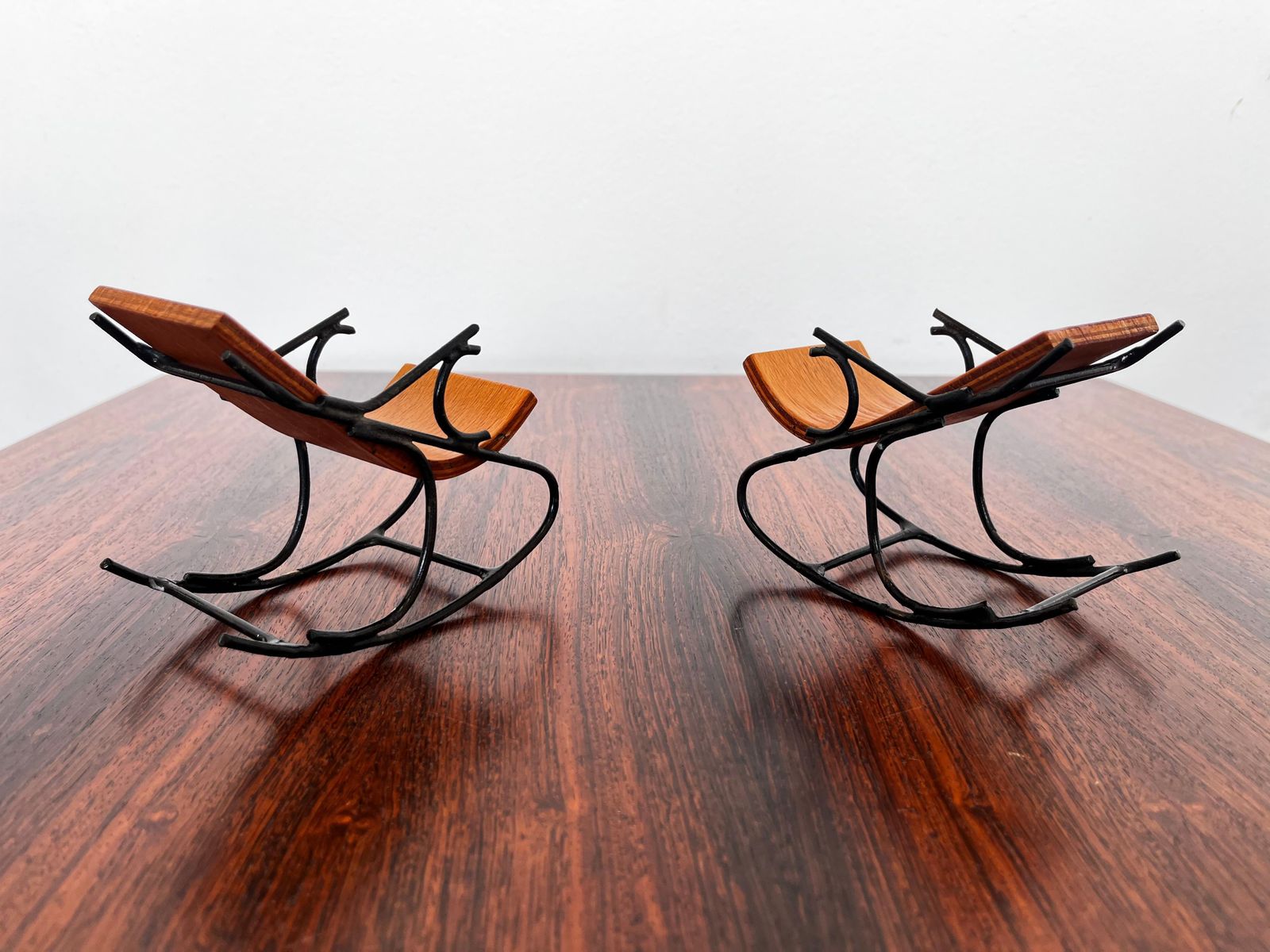 Mid-Century miniatuur decoratieve kleine schommel-fauteuils / Tsjecho-Slowakije, jaren 1960 photo vinterior