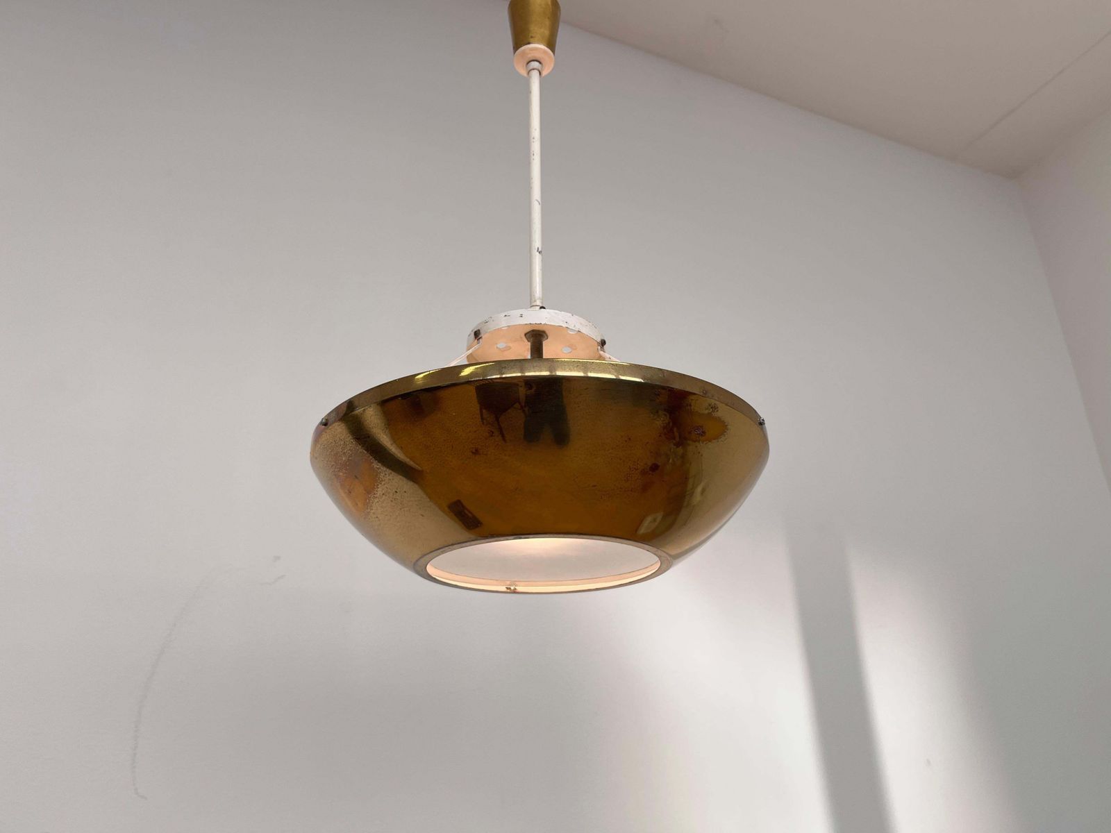 Kleine messing design ufo-hanglamp | ca. jaren 1940 / Tsjechoslowakije photo Verlichting