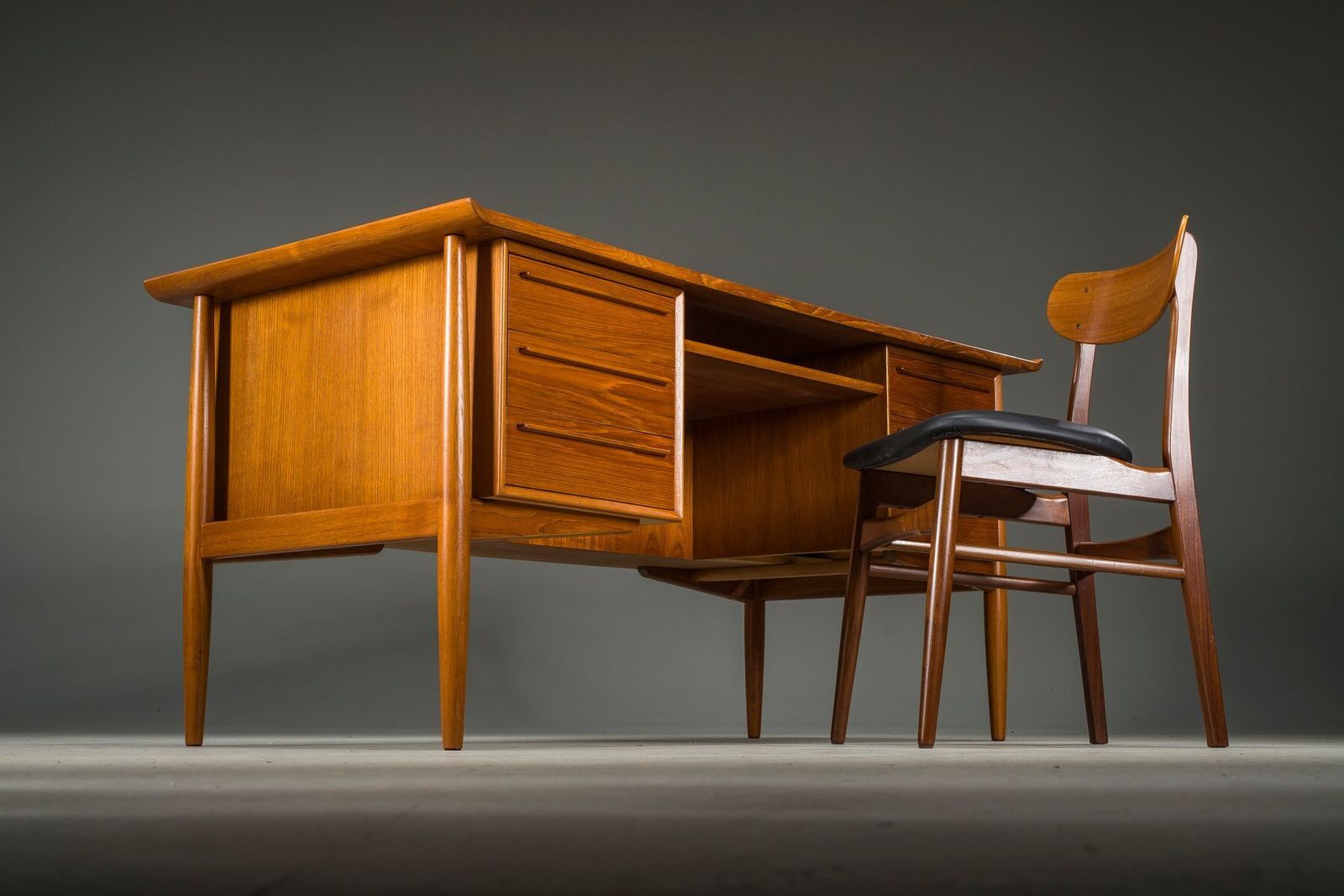 Mid Century Danish Teak Executive Desk By Arne Vodder For H.P. Hansen, 1960s photo 2786.0