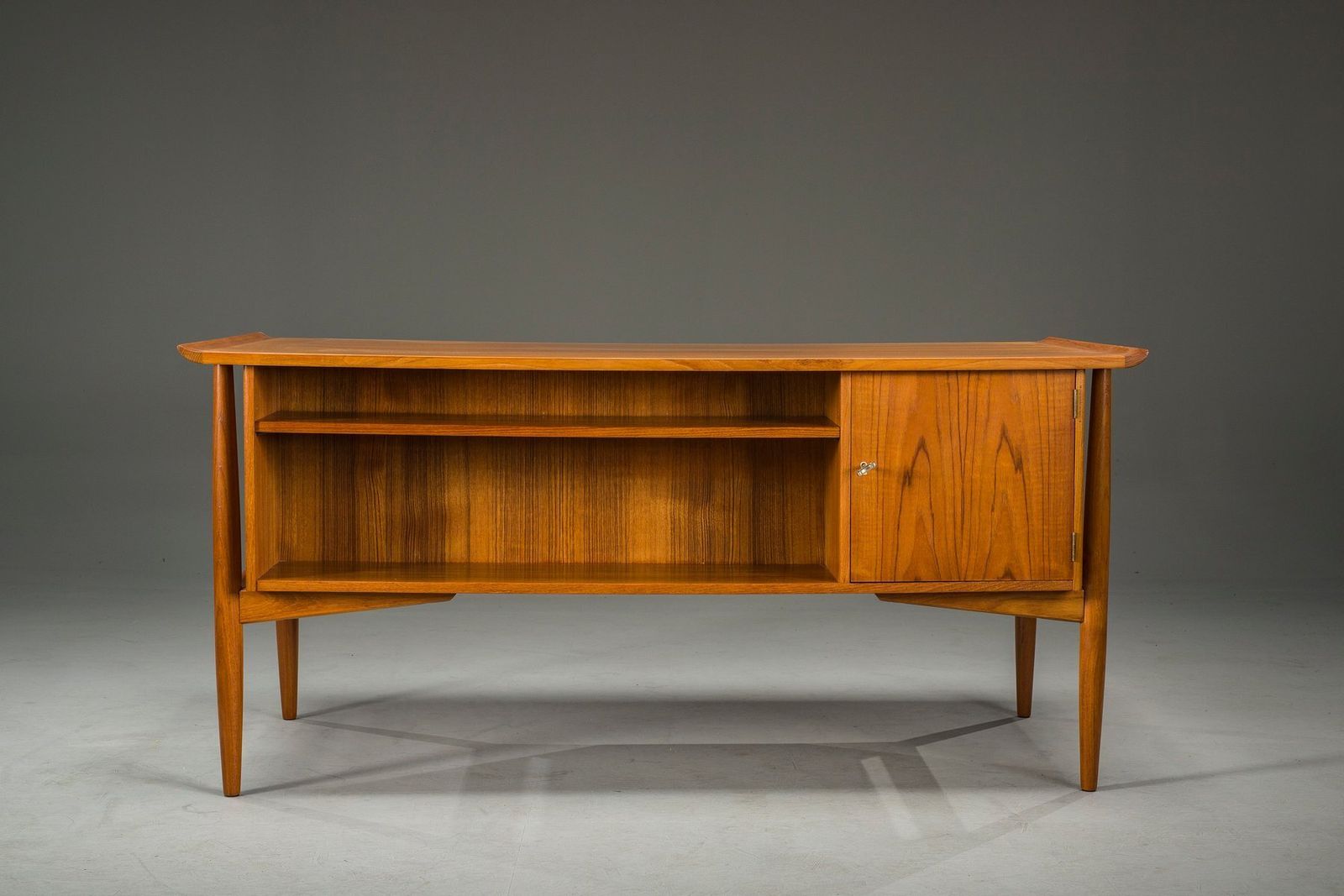 photo vinterior Mid Century Danish Teak Executive Desk By Arne Vodder For H.P. Hansen, 1960s