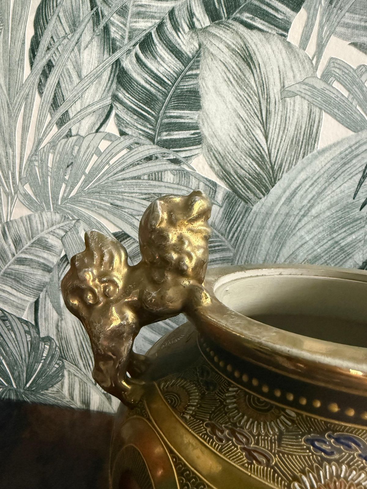 photo furniture Satsuma Style Lidded Vase China Gold Background With Lions In The Handles And Lid