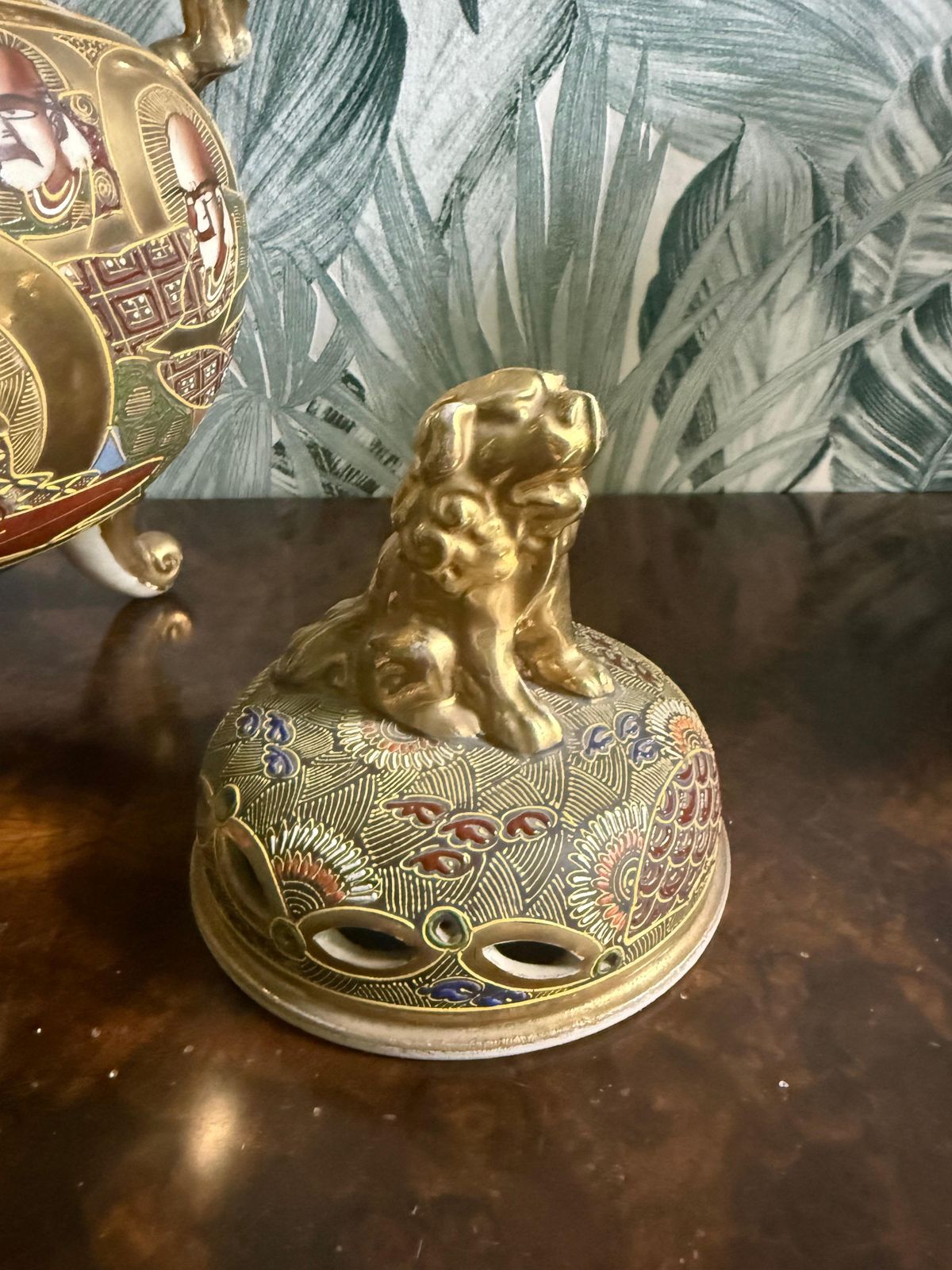 photo vinterior Satsuma Style Lidded Vase China Gold Background With Lions In The Handles And Lid