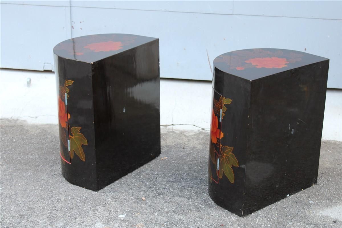 photo vintage Pair Of Decorative Chinese Lacquer Nightstands With Red Flowers 1960 Black Ground