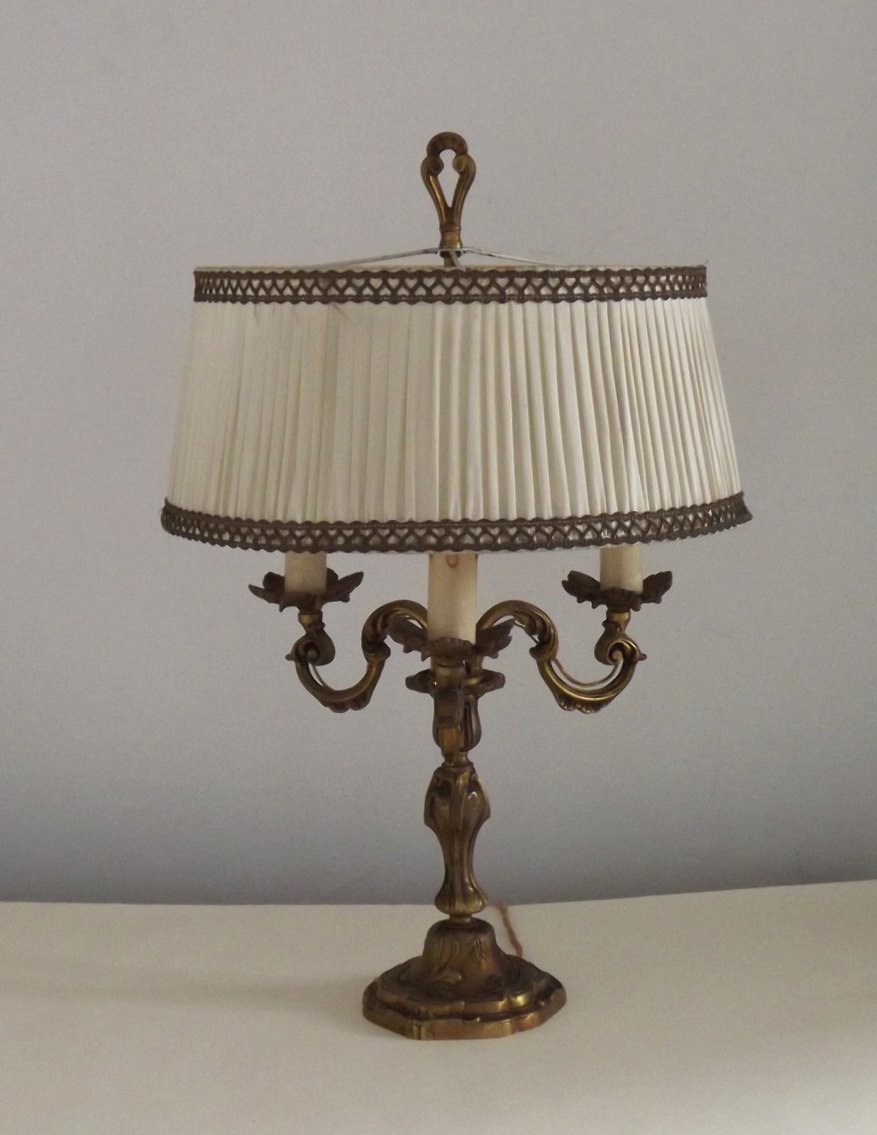 Bronzen Franse antieke drielichts kandelaber lamp met crème gevlochten geplooide kap
