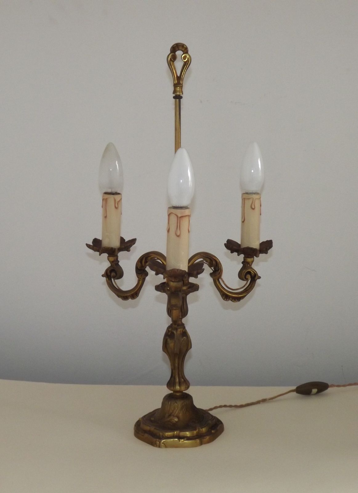 Bronzen Franse antieke drielichts kandelaber lamp met crème gevlochten geplooide kap photo vinterior