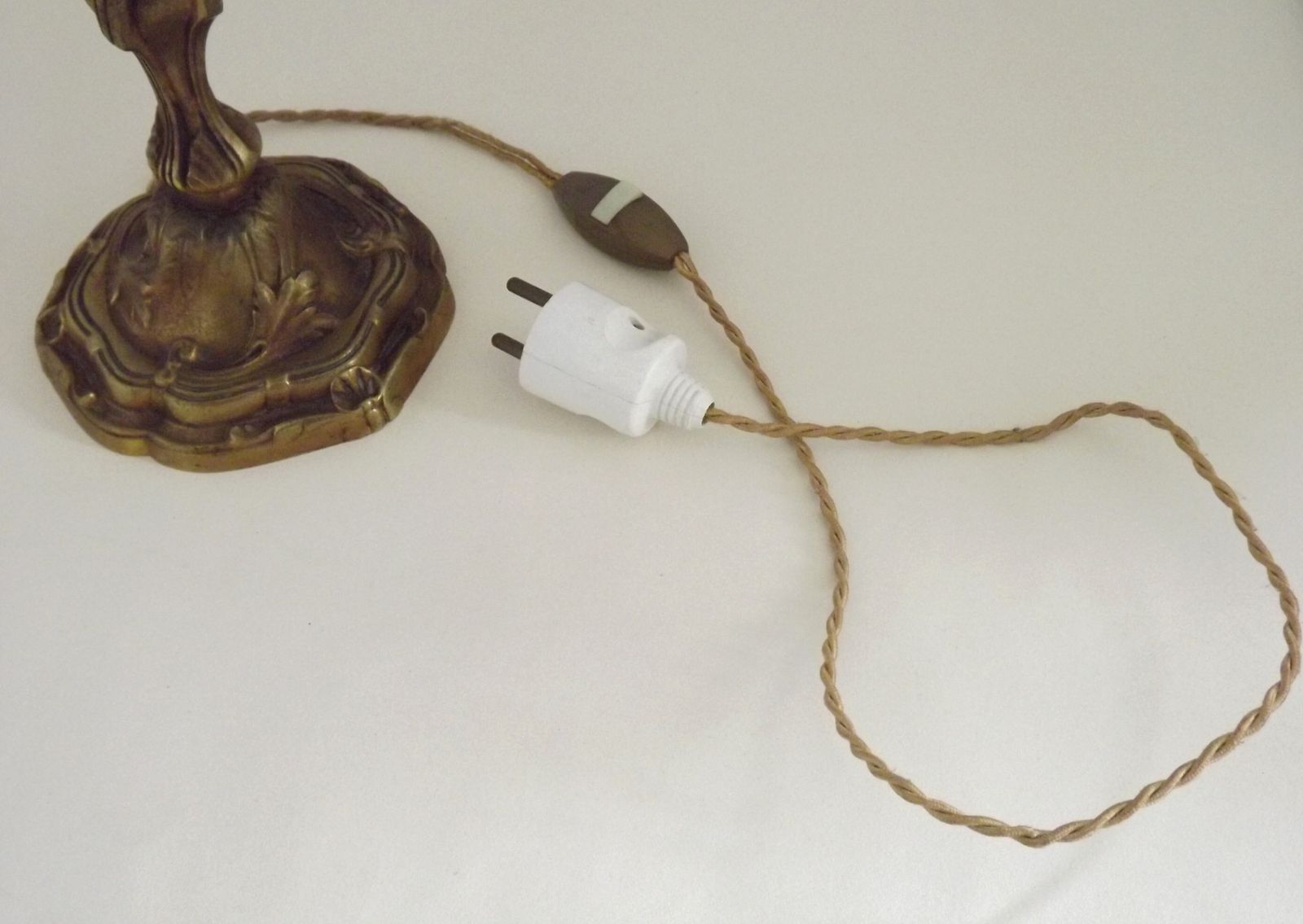 photo for sale Bronzen Franse antieke drielichts kandelaber lamp met crème gevlochten geplooide kap