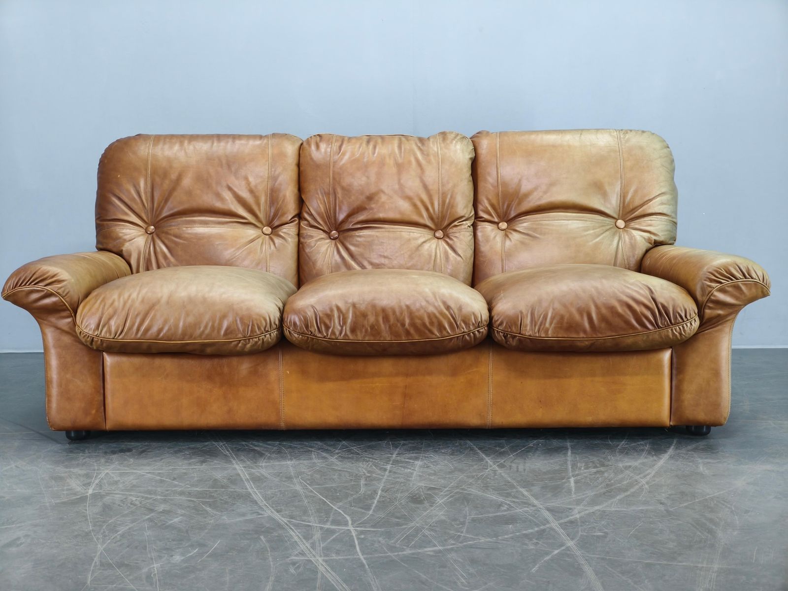 Jaren 1970 Arcon Italia Cognac Buffalo Leren Driezitsbank photo for sale