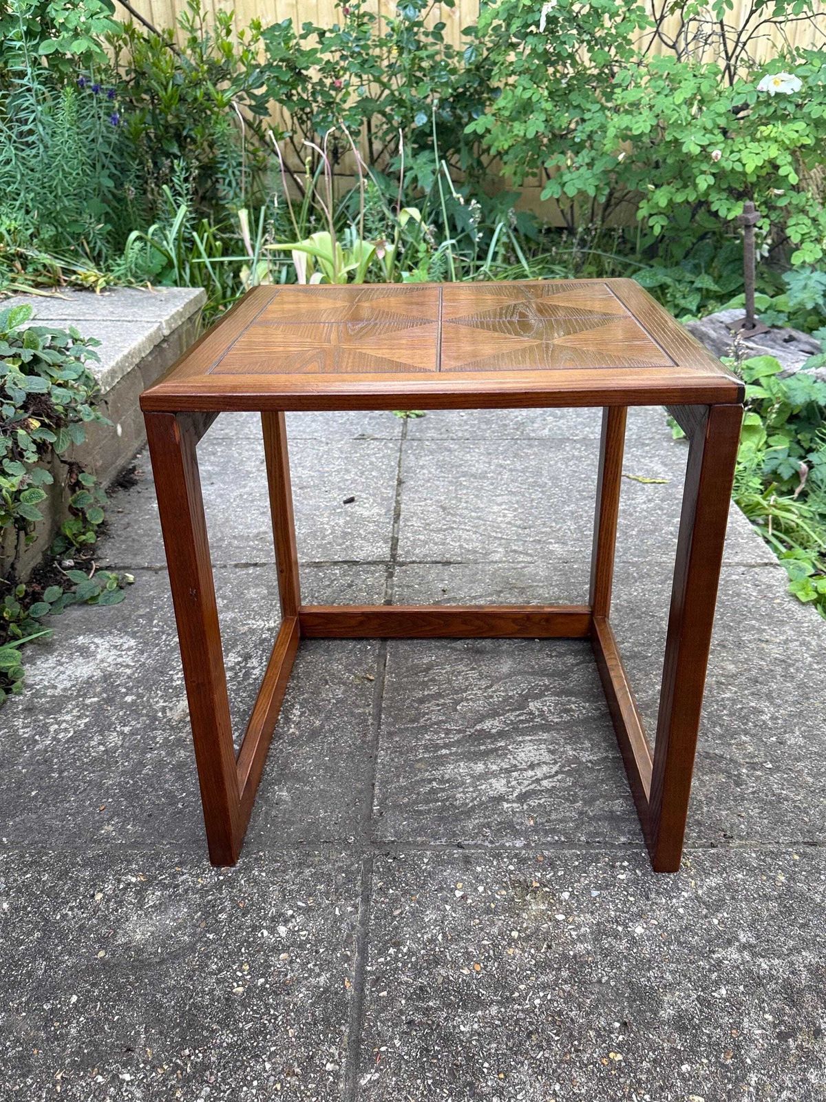 photo vintage Rare Vintage G Plan Geometric Side Table Mid Century Modern Nesting Table Retro Oak Occasional Table M