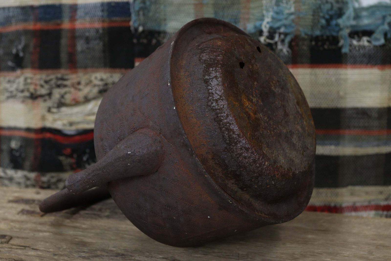 photo vinterior Japanese Meiji Period Iron Tetsubin Kettle With Crane And Tortoise Details (2)