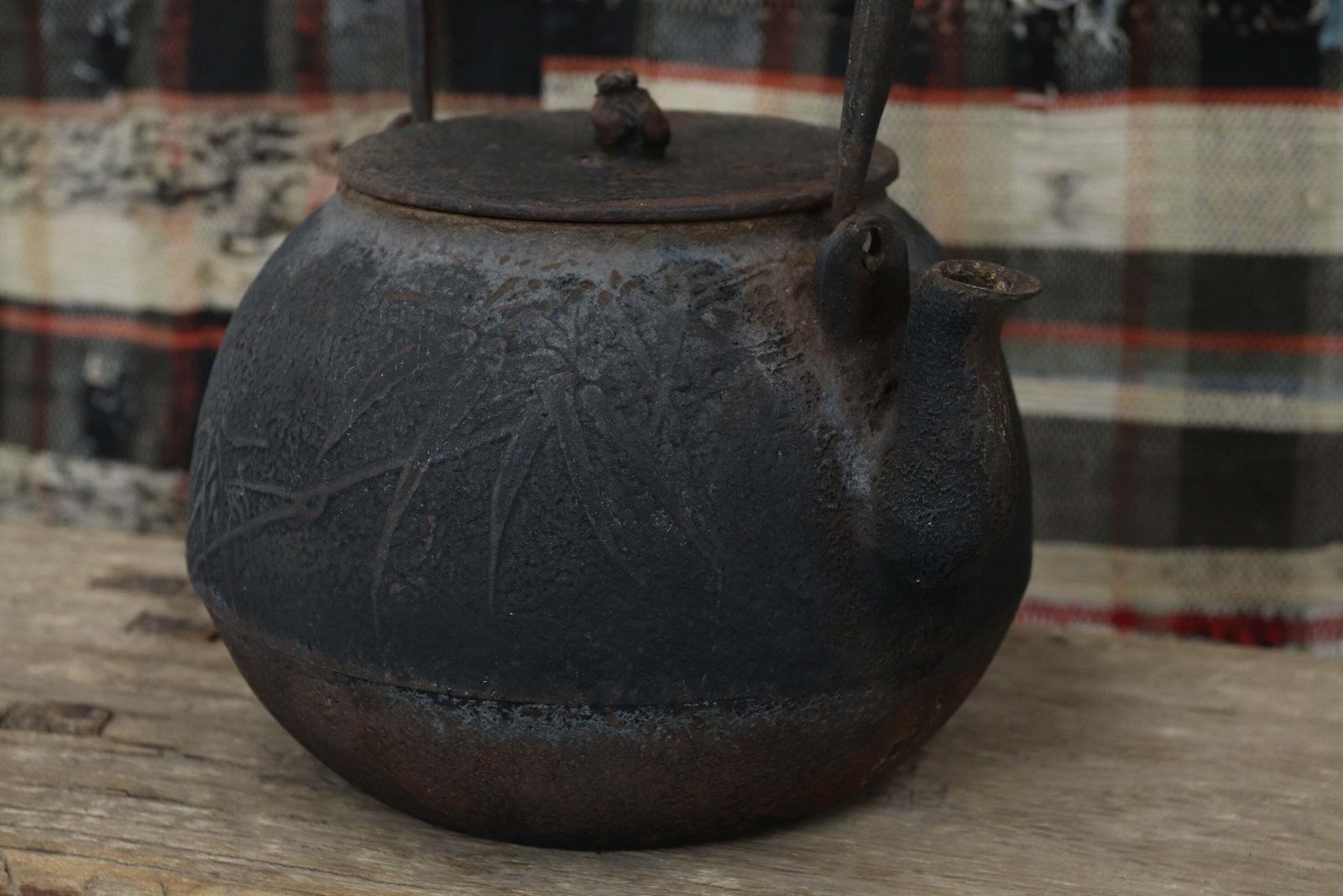 photo vintage Early Showa Period Japanese Chagama Kettle With Bamboo Illustrations