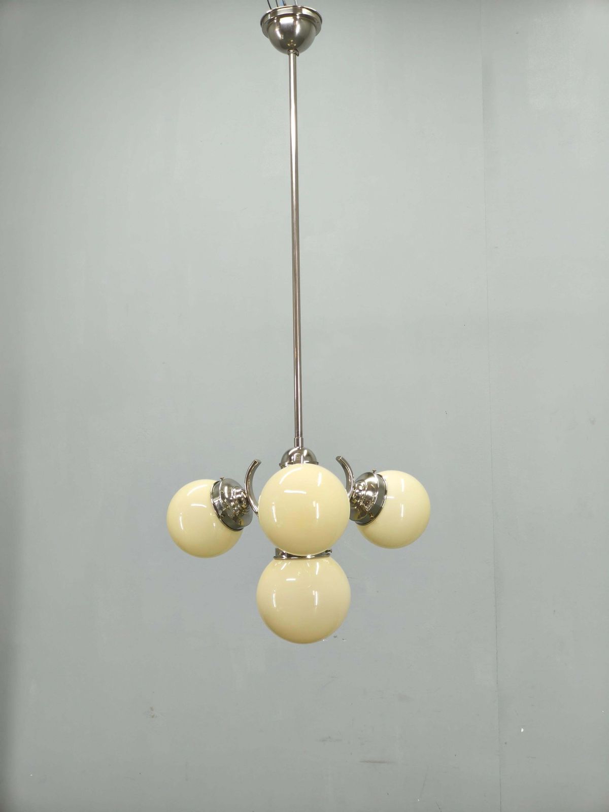 Bauhaus Globe Hanglamp Tsjecho-Slowakije jaren 1930 Chroom Pendant. photo furniture
