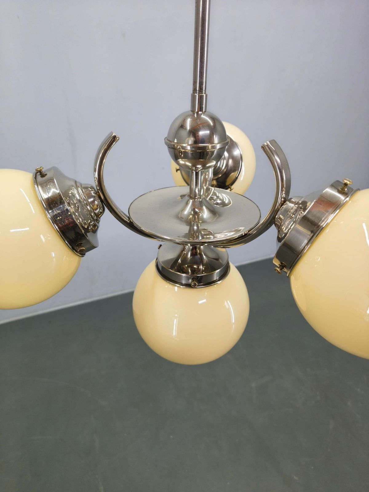 Bauhaus Globe Hanglamp Tsjecho-Slowakije jaren 1930 Chroom Pendant. photo vinterior
