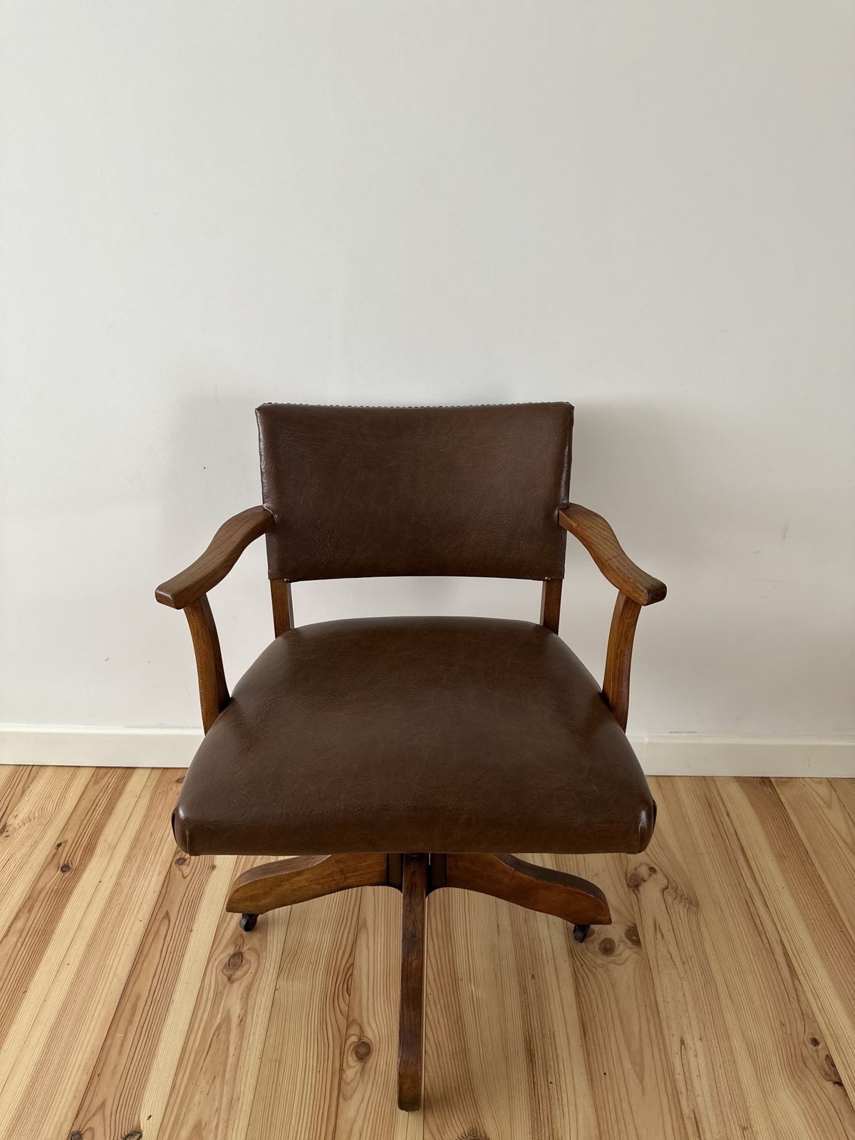 Antique Oak Captain's Swivel Chair photo 299.0