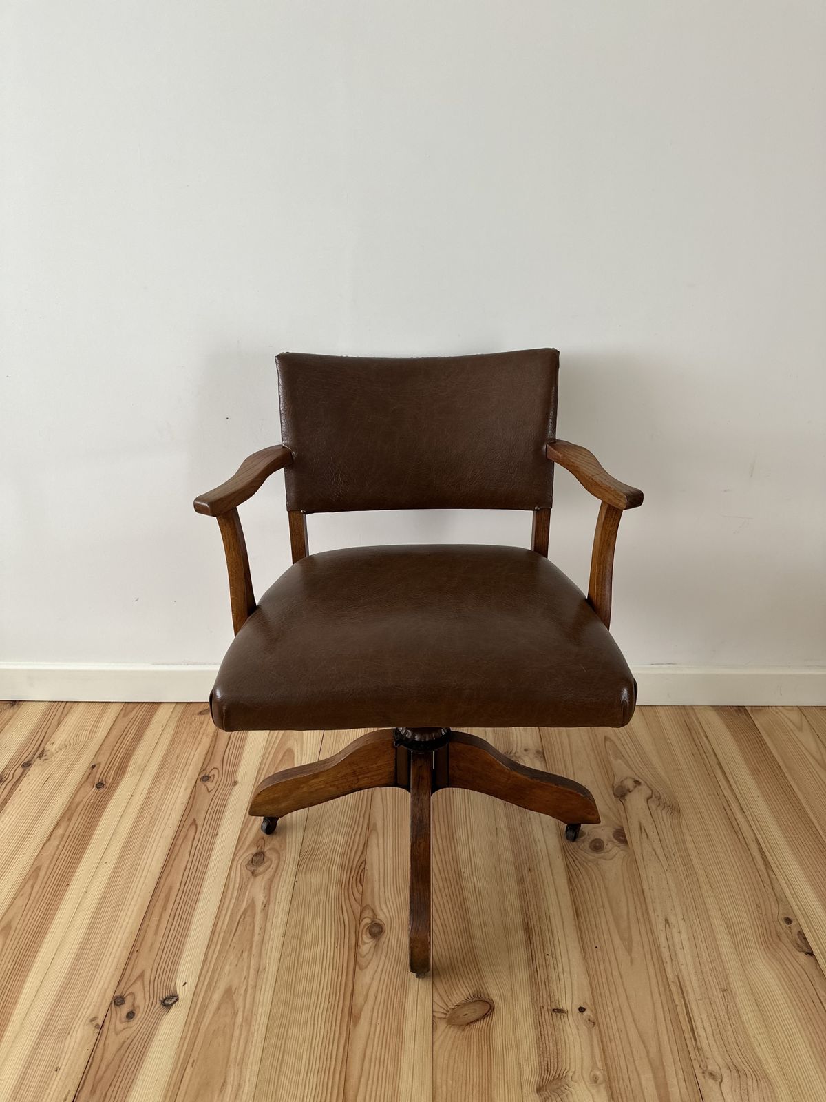 Antique Oak Captain's Swivel Chair photo vinterior