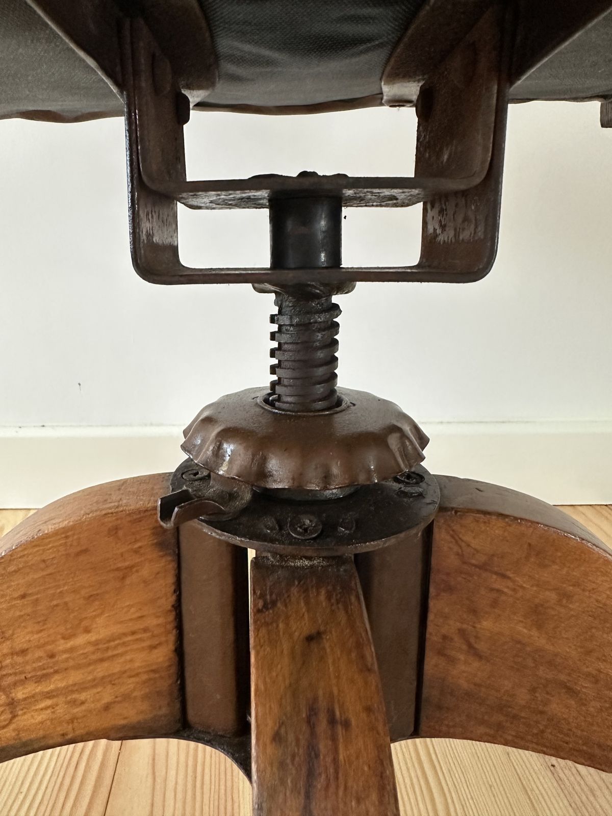 photo vinterior Antique Oak Captain's Swivel Chair