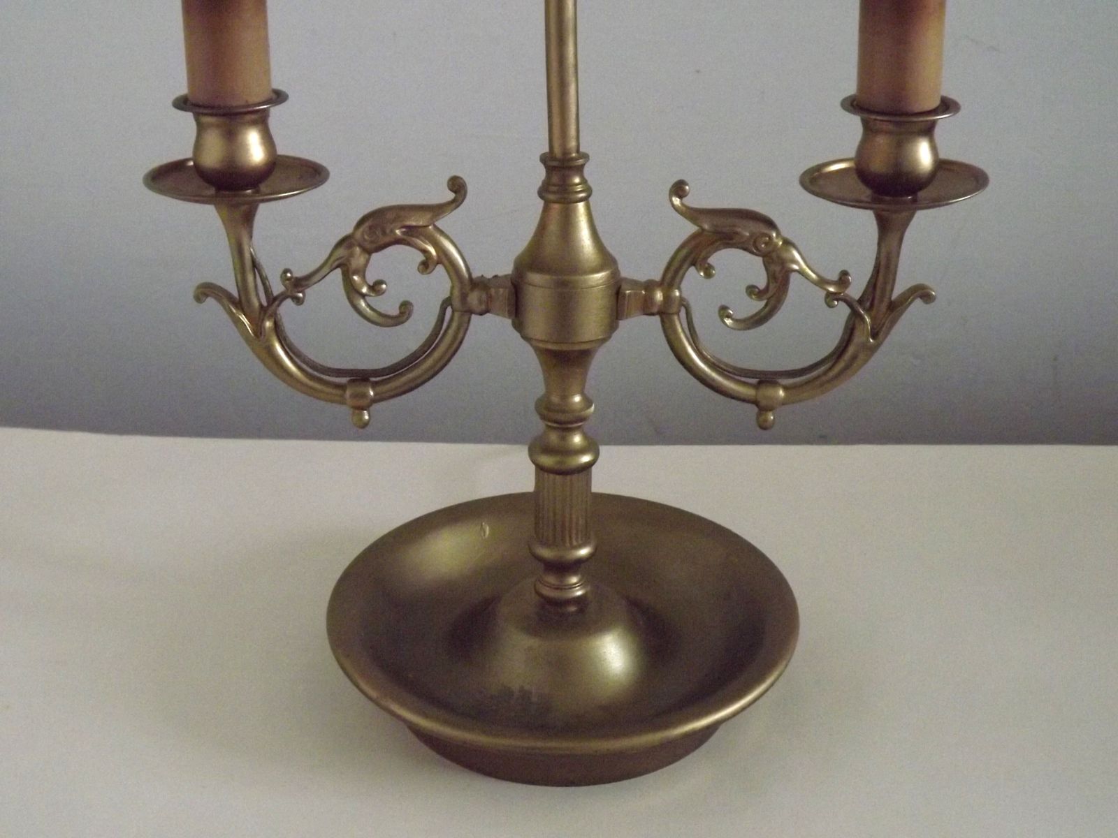 photo furniture Franse Empire Messing Boulotte Tafellamp met 2 Lichtpunten en Handgeschilderd Bloemendecor