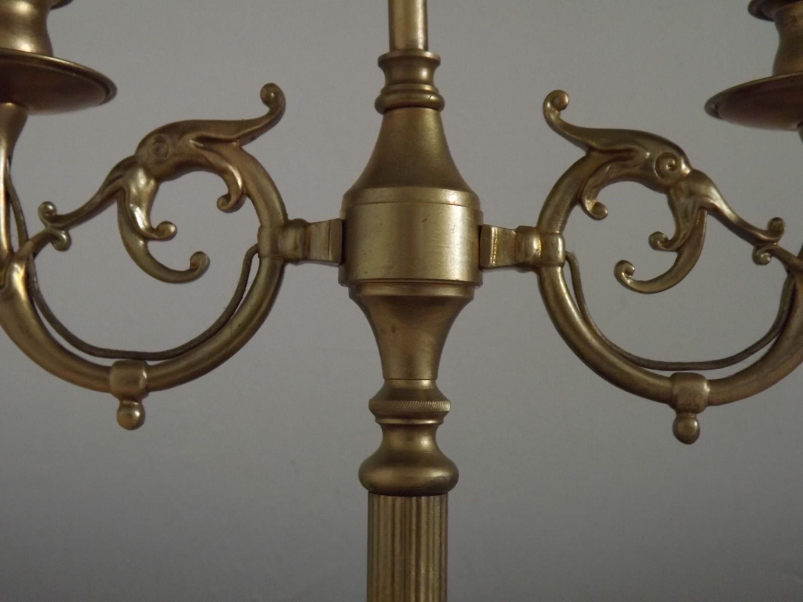 295.0 Franse Empire Messing Boulotte Tafellamp met 2 Lichtpunten en Handgeschilderd Bloemendecor photo