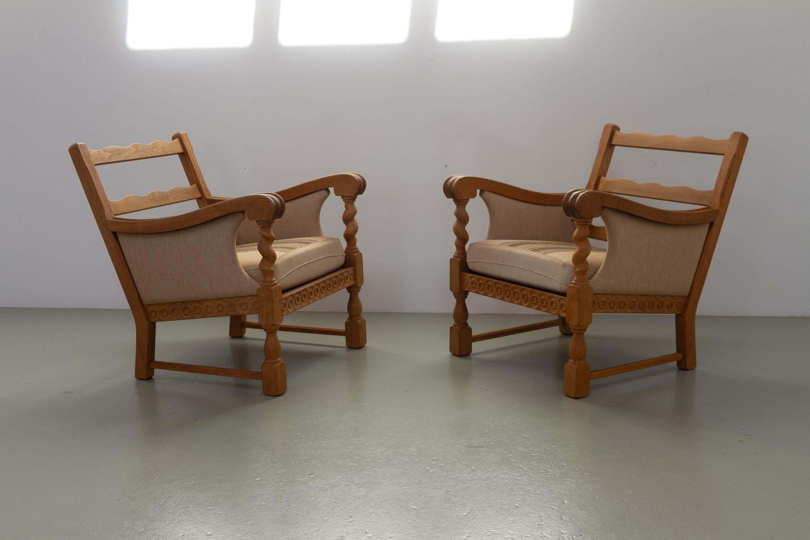 photo vintage Danish Mid Century Modern Oak Lounge Chairs In Kjærnulf Style, 1960s. Set Of 2.