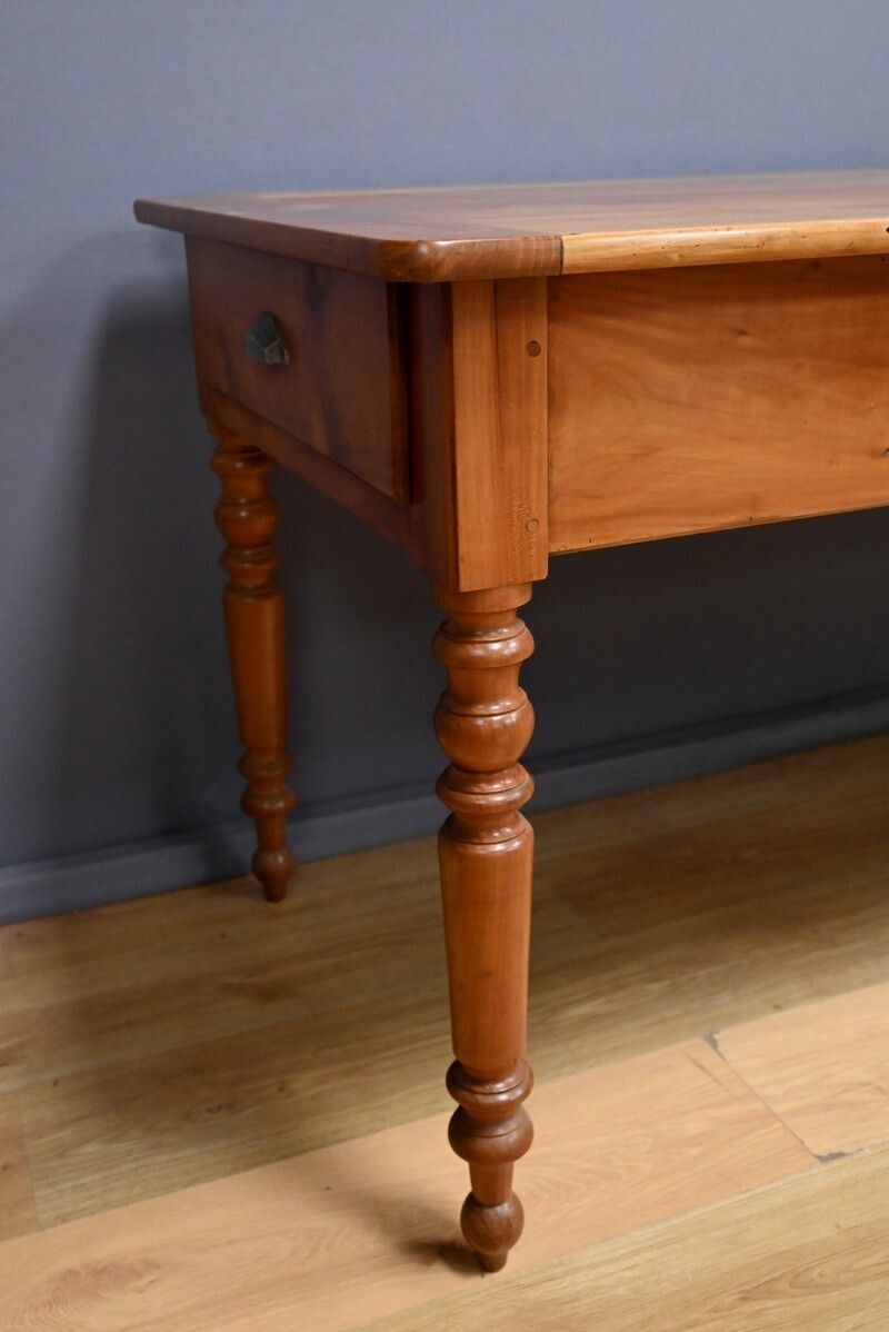 photo furniture Cherry Wood Farmhouse Table – Late 19th Century