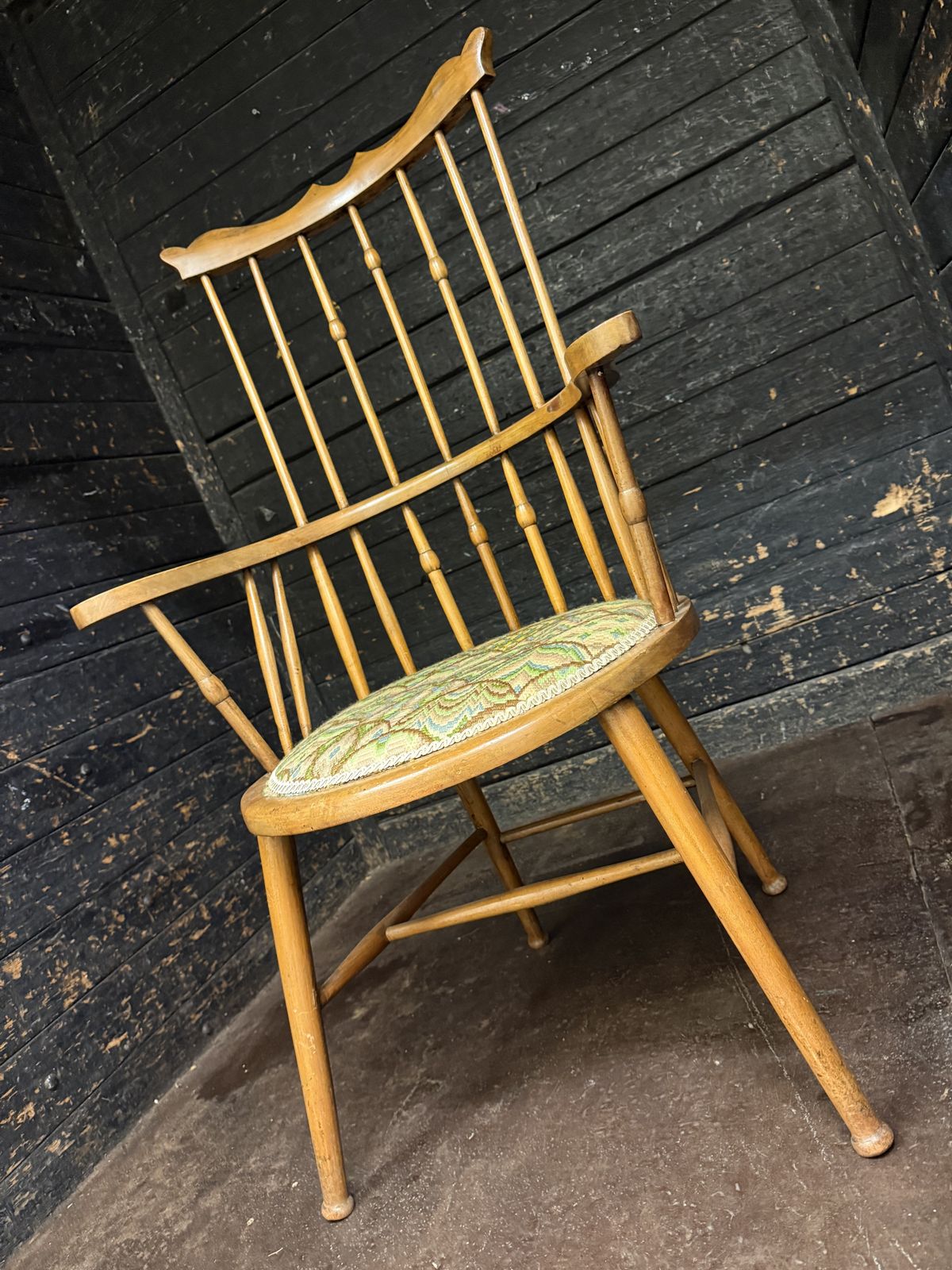photo vintage Arts & Crafts Movement Elm Windsor Comb Back Chair, Woven Tapestry Seat