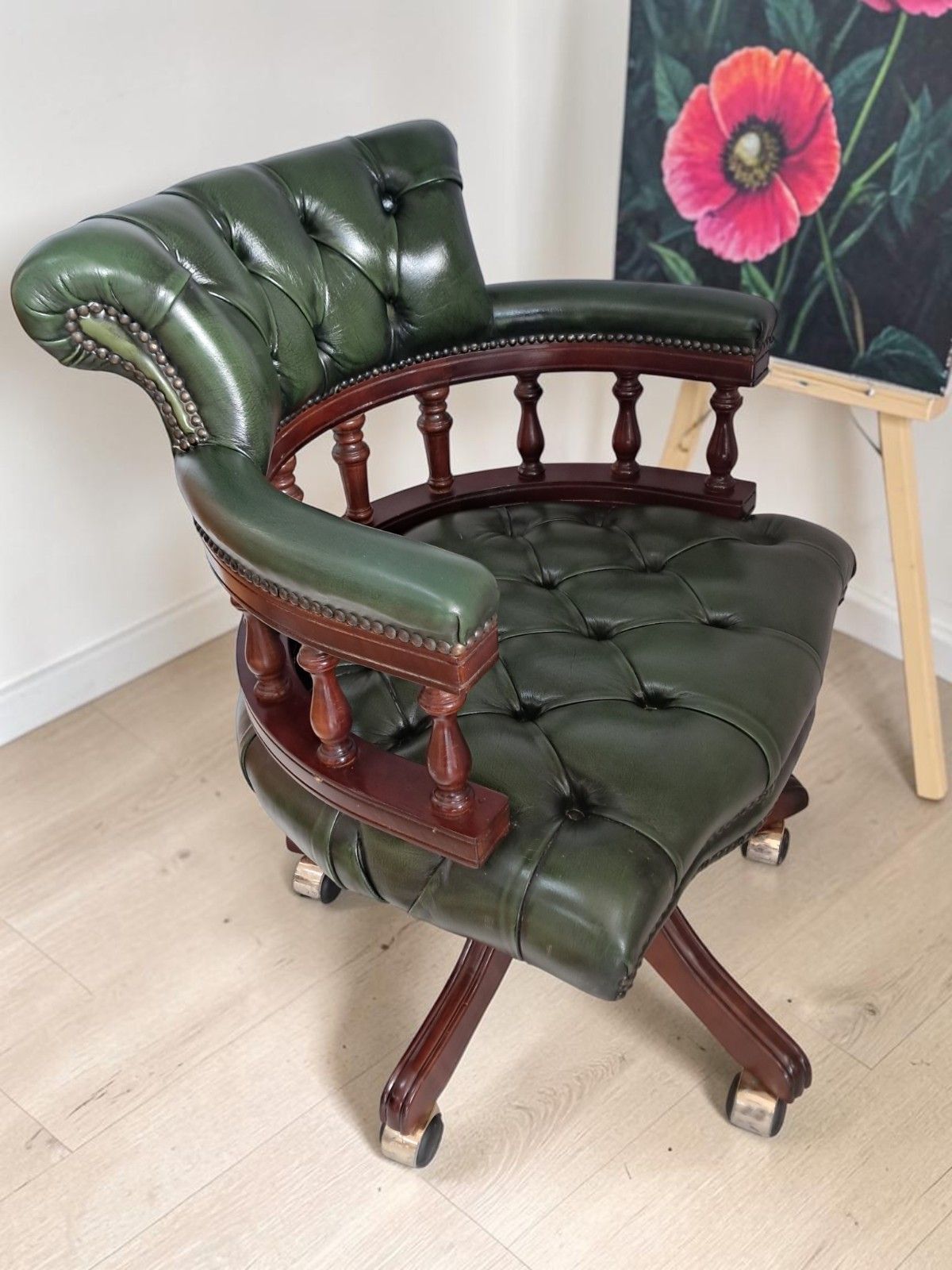 photo vintage Antique Style Captains Chair Chesterfield Style Green Leather Swivel & Tilt Desk