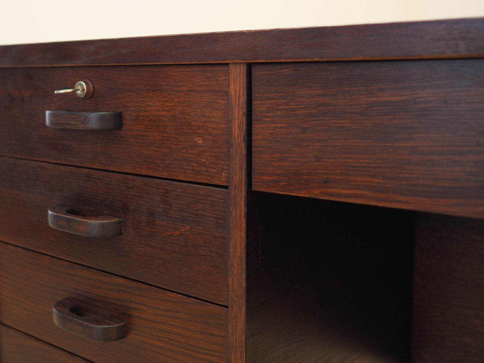 photo for sale Eiken bureau, Deens design, jaren 1970, gemaakt in Denemarken
